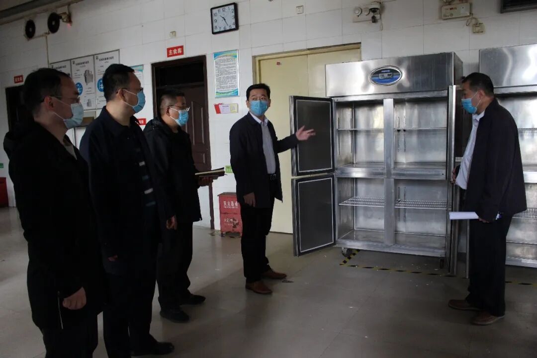 9、在食堂管理人员带领下认真排查食堂设施 (复制).jpg