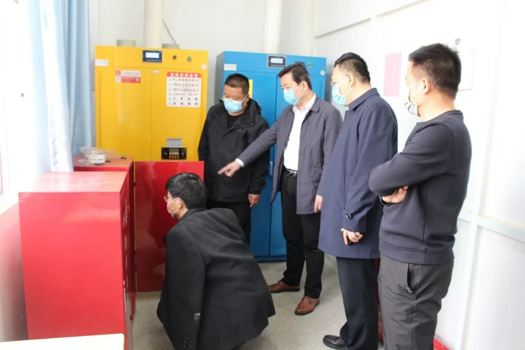 5、排查危化品储藏柜 (复制).jpg