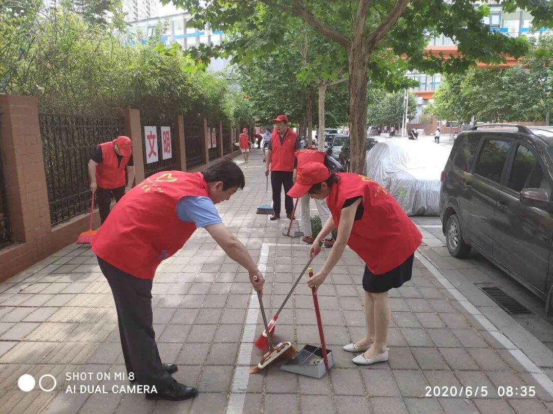 5 教师志愿者参与全城清洁活动.jpg