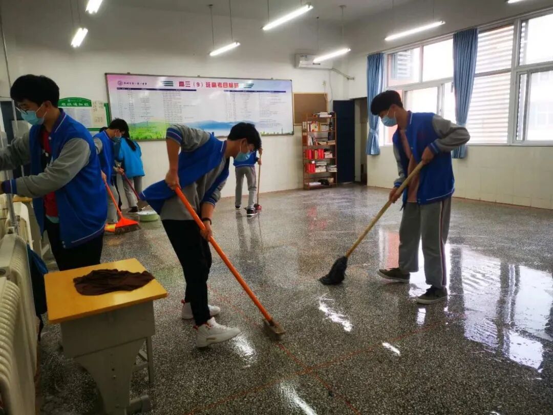 3 教室开展“搬家式”大扫除.jpg
