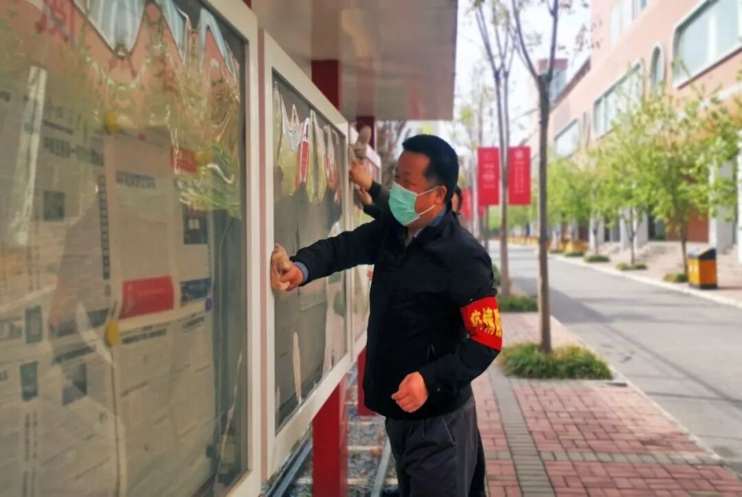 2李国喜校长擦洗宣传栏.jpg