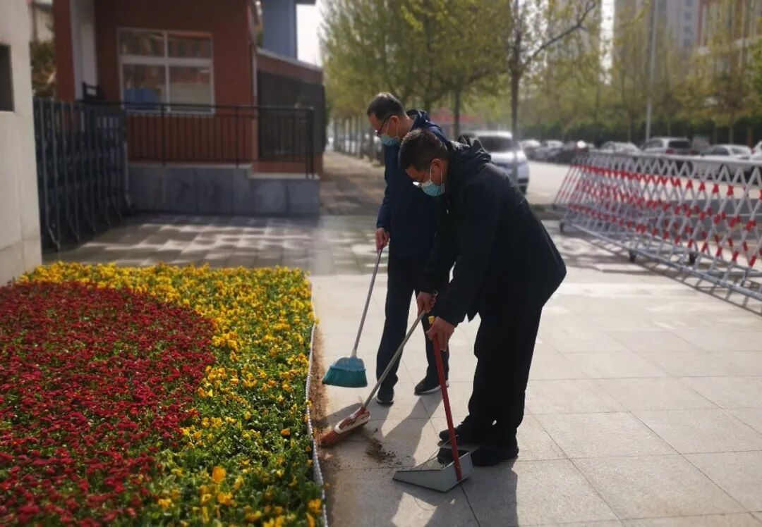 4清扫校门口卫生.jpg