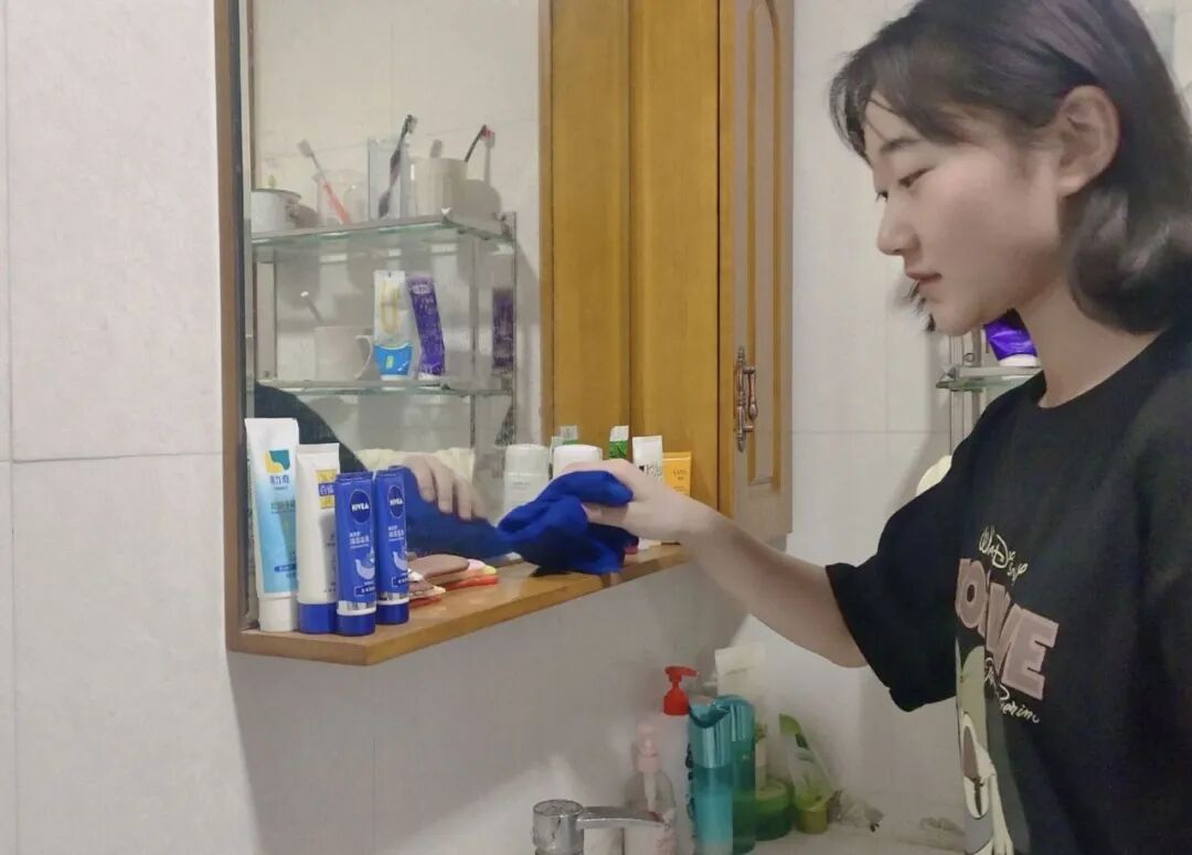 8、高一5班黄佳鑫在清洁房间 (复制).jpg