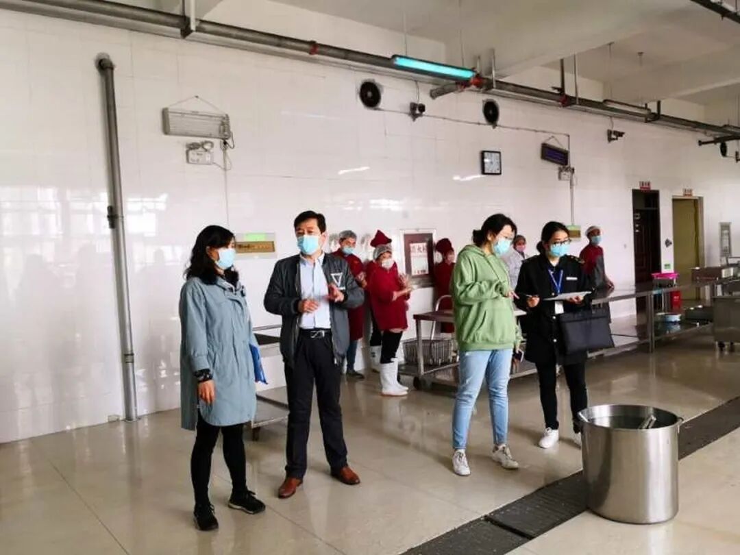 05郑州市市场监督局领导暗访学校食堂工作.jpg
