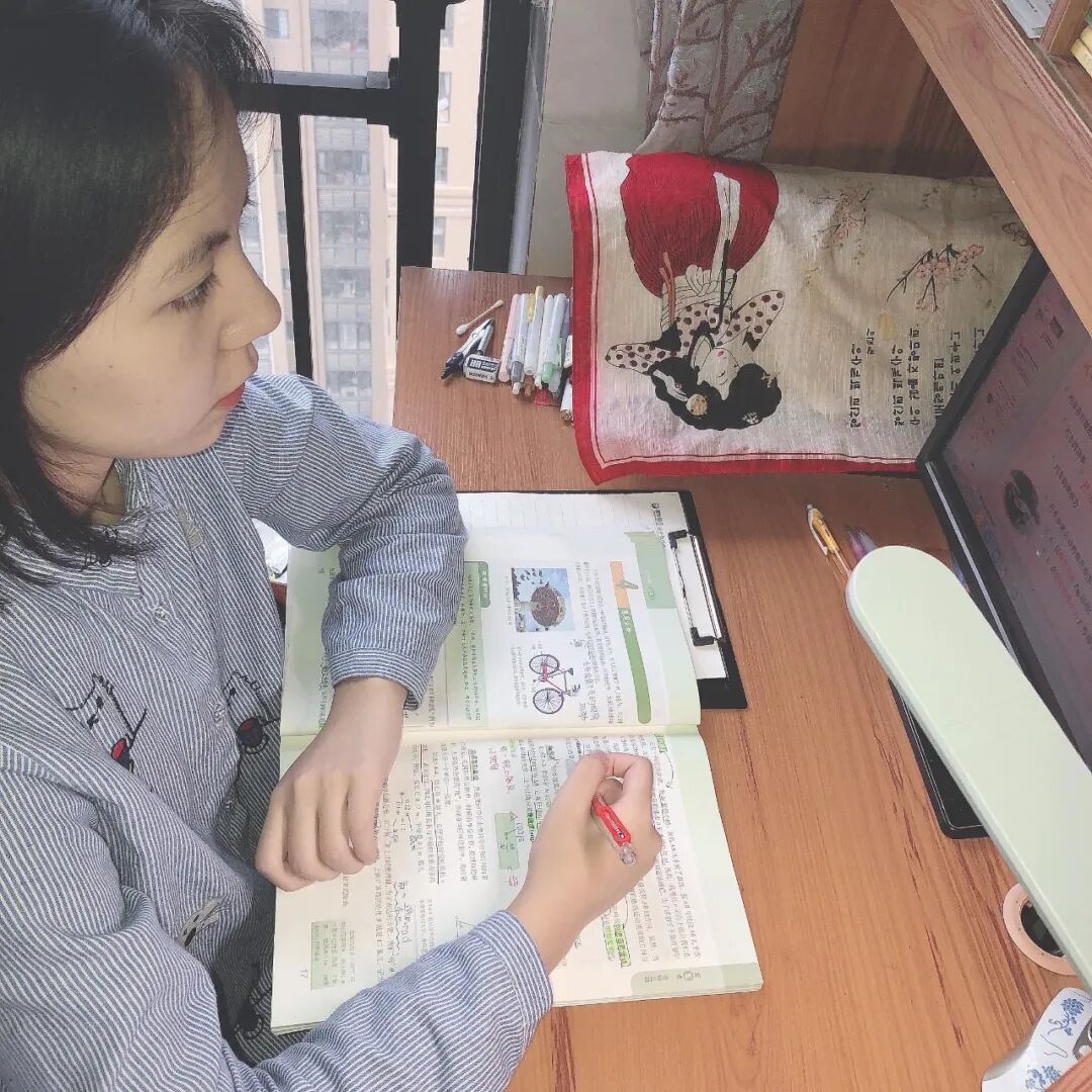 高一五班樊一萌在认真听霍老师讲物理课 (复制).jpg