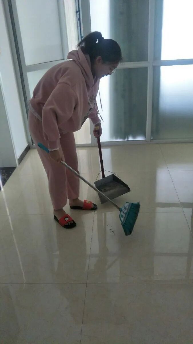 3、张静茹在打扫卫生.jpg