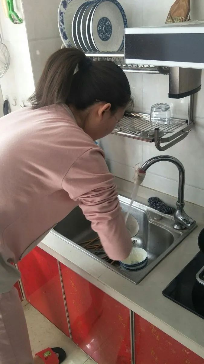 女孩子洗碗照片图片