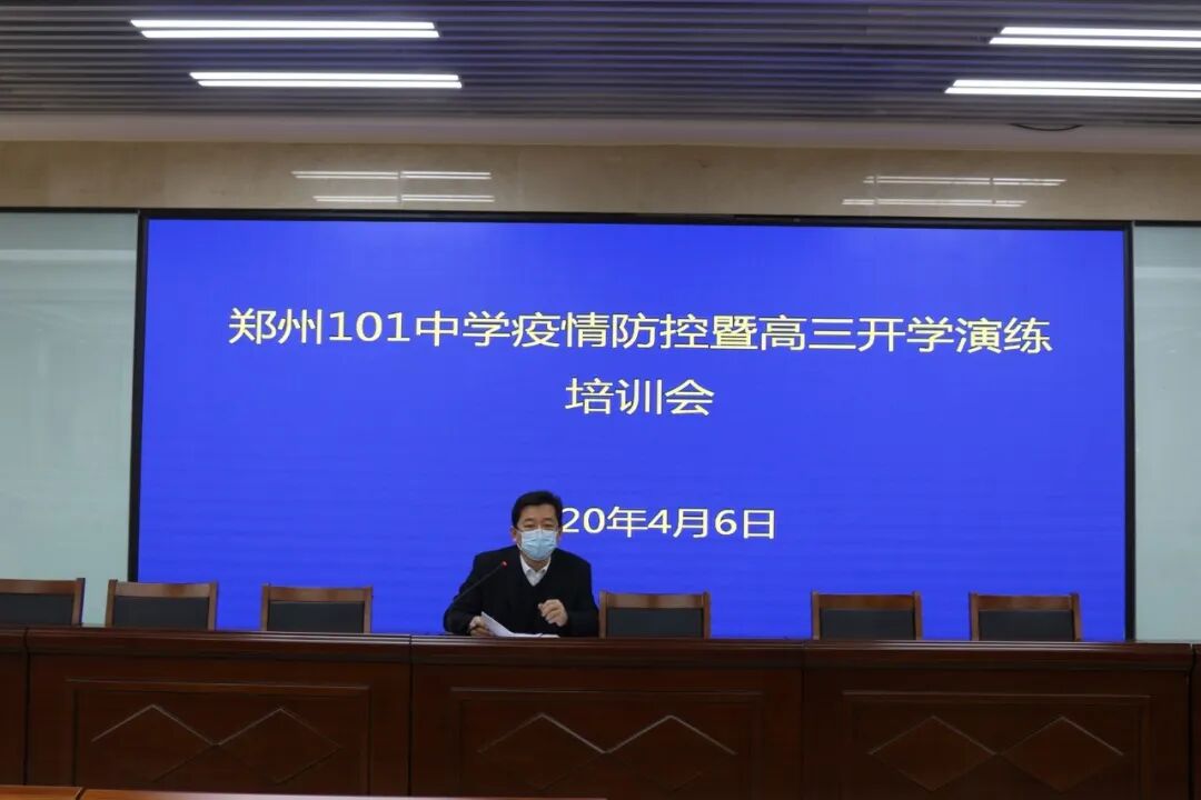 3张超副校长对演练进行再次培训 (复制).JPG