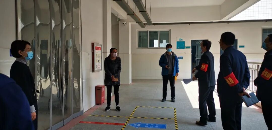 7专班老师现场熟悉学生规范如厕流程 (复制).jpg