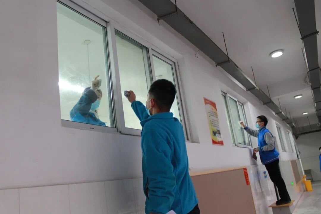 学生大扫除有序进行 (复制).jpg
