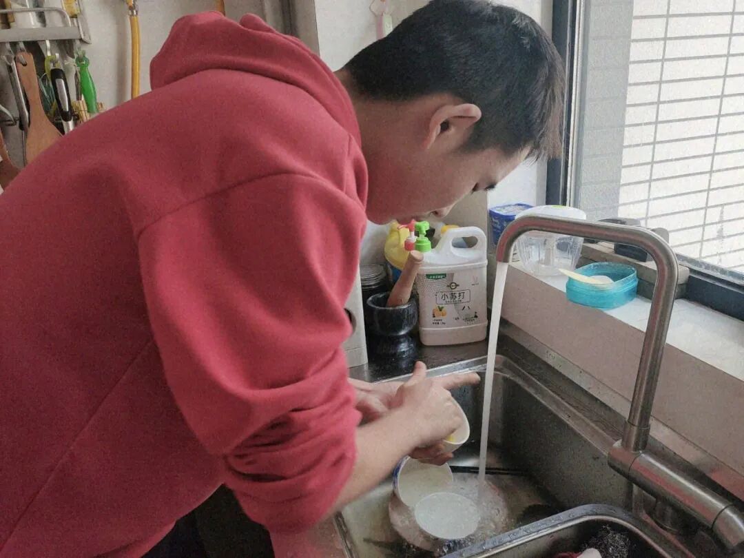 2、张培文在仔细地洗碗 (复制).jpg