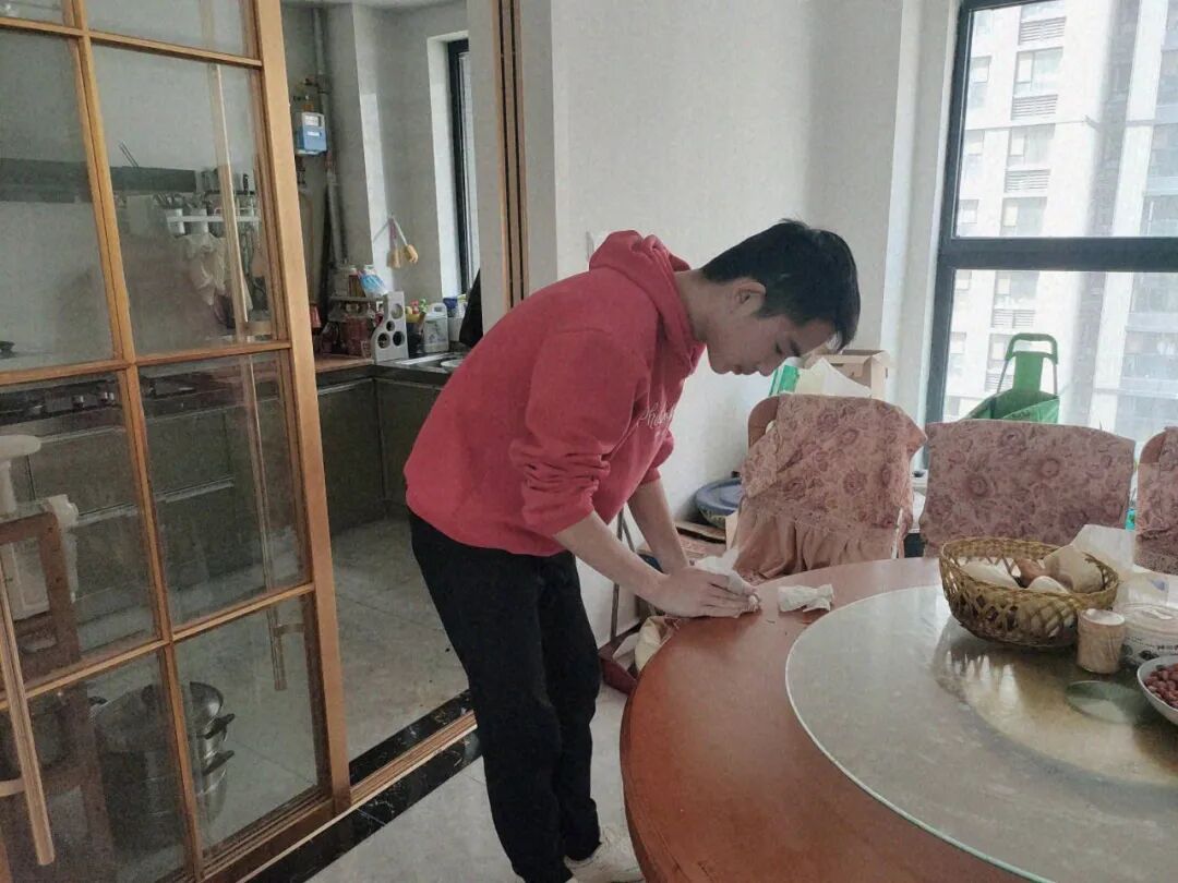 1、张培文的餐桌擦得真干净 (复制).jpg