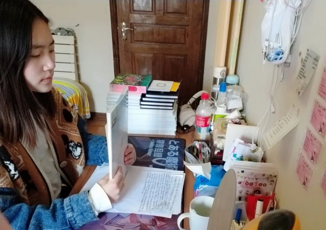 4、李梦媛在整理书桌 (复制).jpg