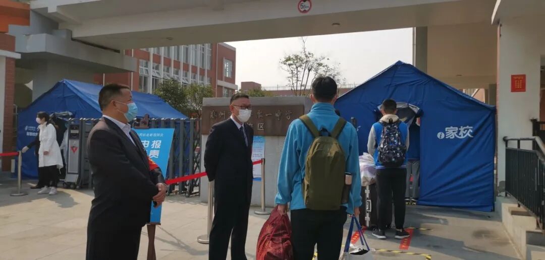 2李国喜校长、赵银堂书记迎接学生归来 (复制).jpg