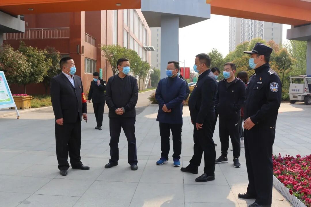 6郑东新区领导和五员专班督查学生开学 (复制).JPG