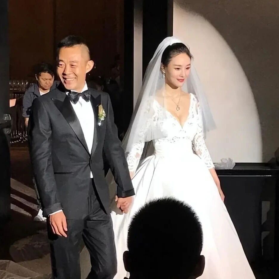 “红颜祸水”侯勇:一婚娶70后,二婚娶80后,50岁三婚娶90后美娇妻
