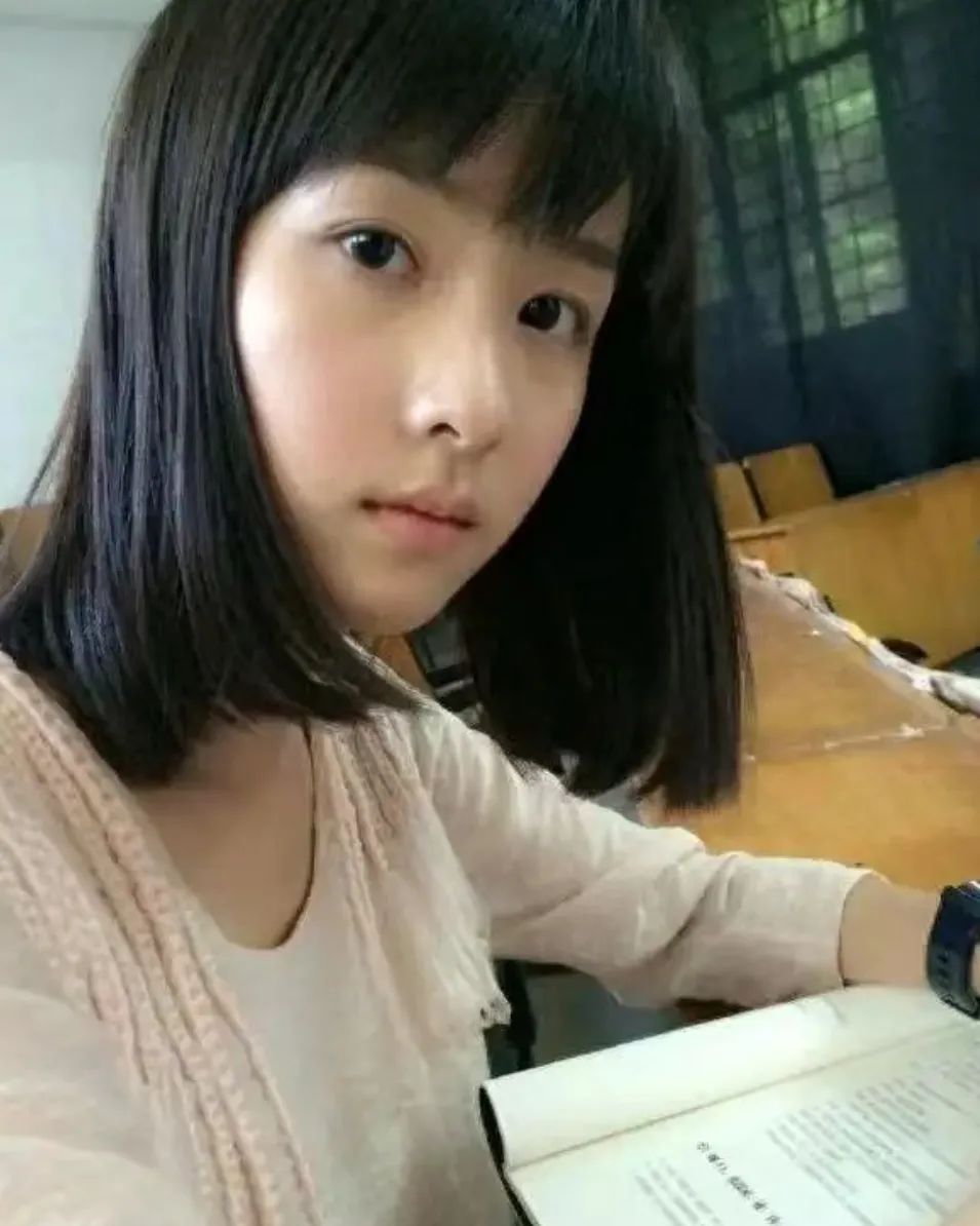 陈都灵握住了主持人的手