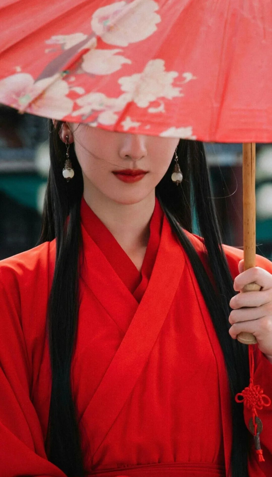 陈都灵握住了主持人的手