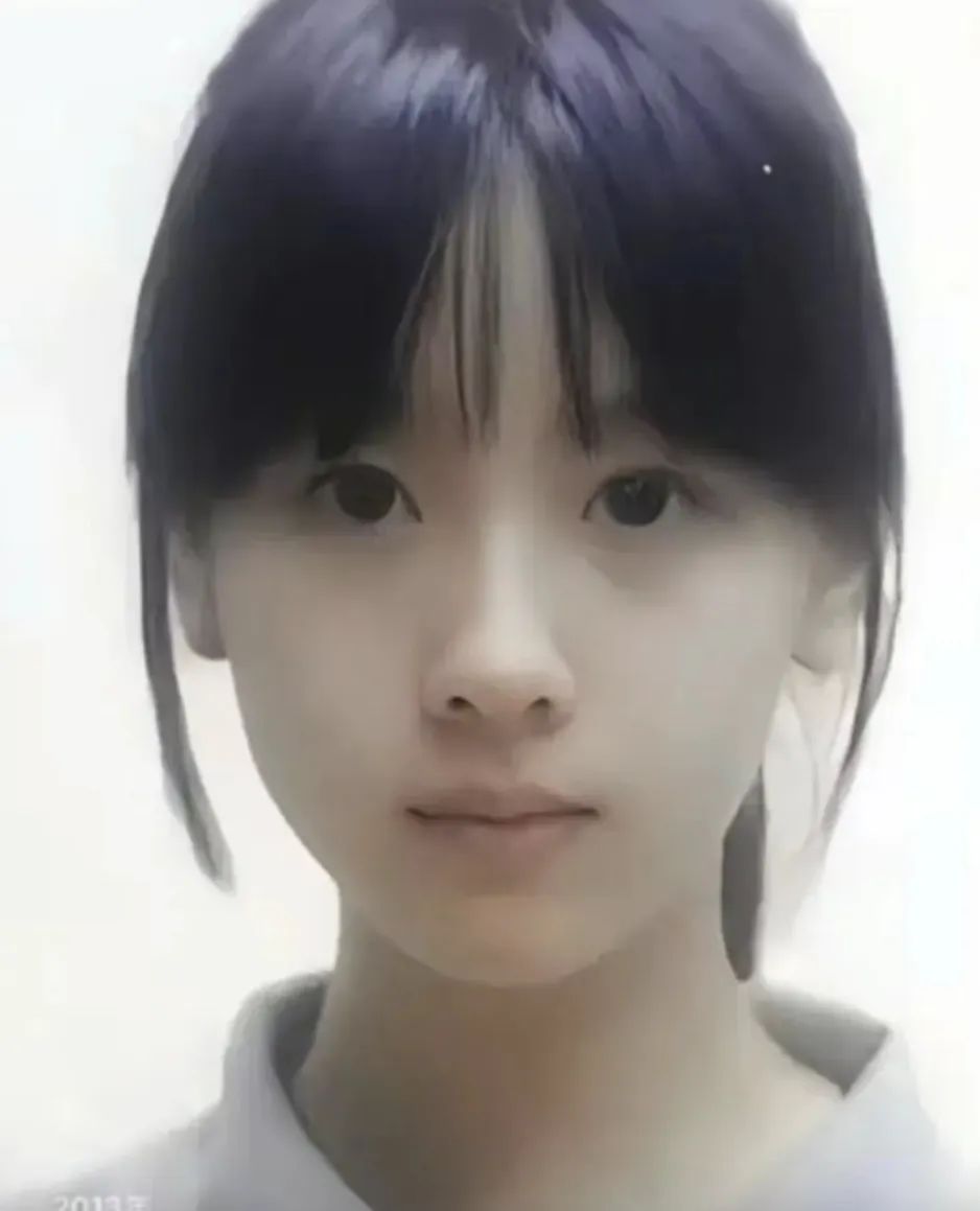 陈都灵握住了主持人的手