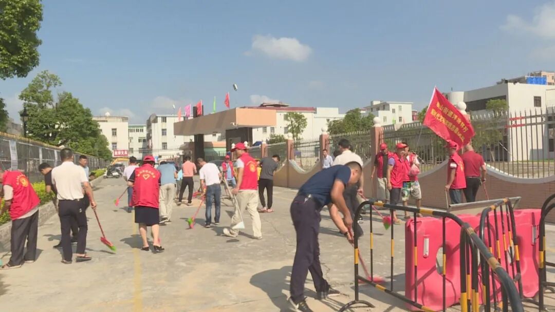 在大宅村文体公园,区委党校,峡山街道有关干部职工,村两委干部一起动