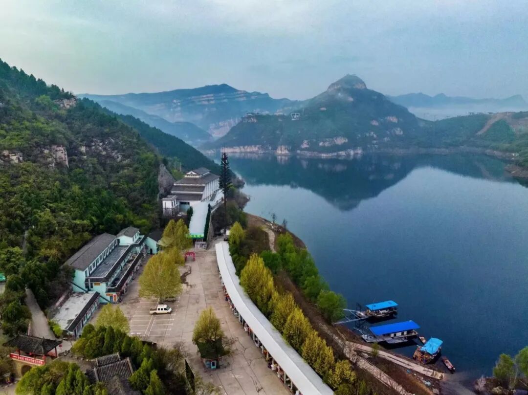 深堤发青树,高楼上入云两水夹一岸,太行小江南各抱地势,钩心斗角廊腰