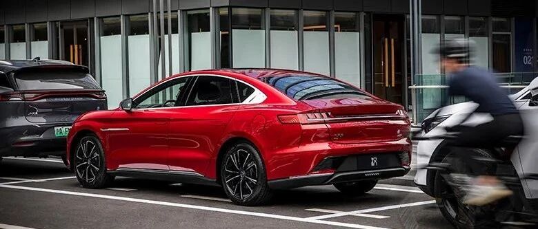 请原谅我以貌取“车”，一眼就被这位型男帅“汉”圈粉