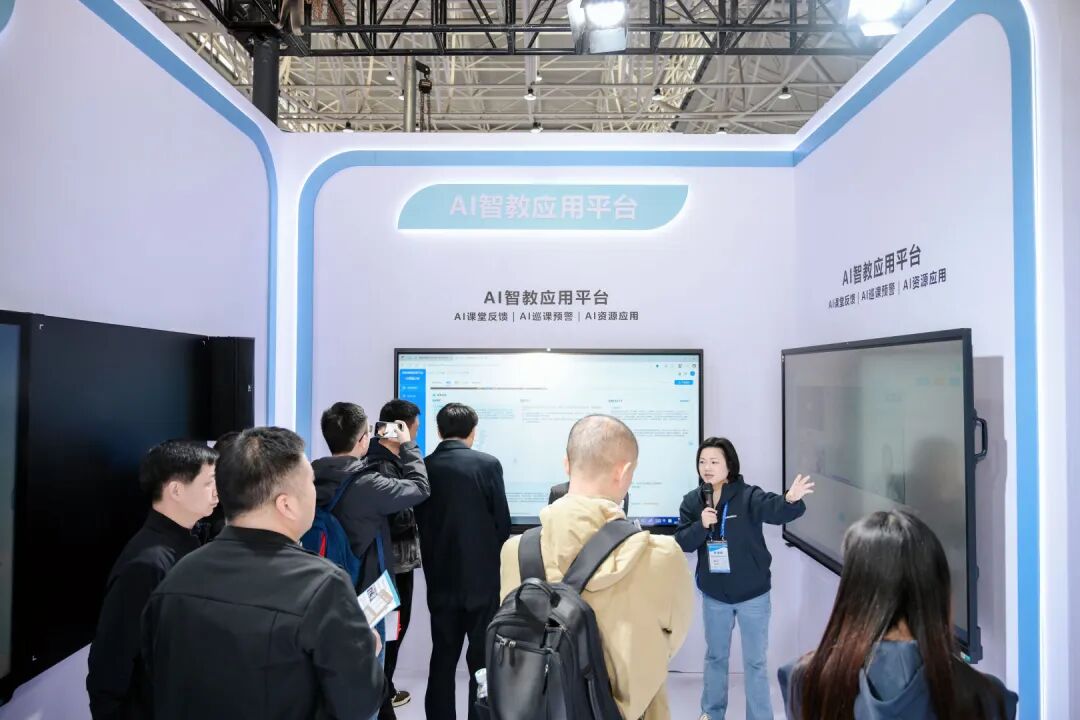 鸿合科技携“智瞳生态”亮相第86届中国教装展，推动教育数字化纵深发展