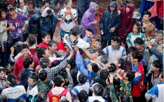 村民们在豆腐节广场上狂欢（黄超贤 摄）