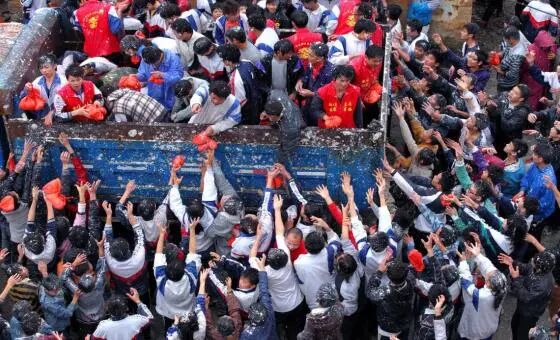 村民正在分豆腐（黄超贤 摄）