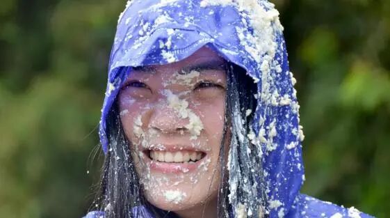 村民们在豆腐节广场上狂欢（黄超贤 摄）