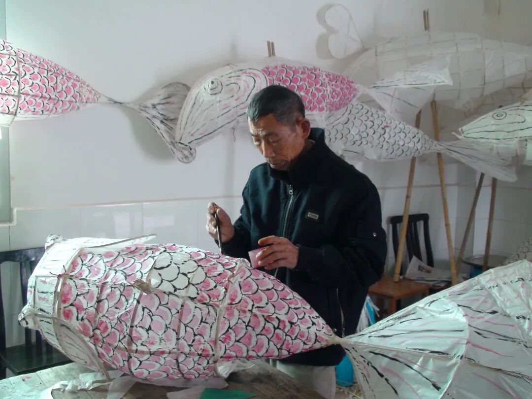村民在制作鲤鱼灯（图片来源：佛冈县史志办公室）