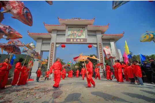 田心村舞鲤鱼灯热闹场面（黄超贤 摄）