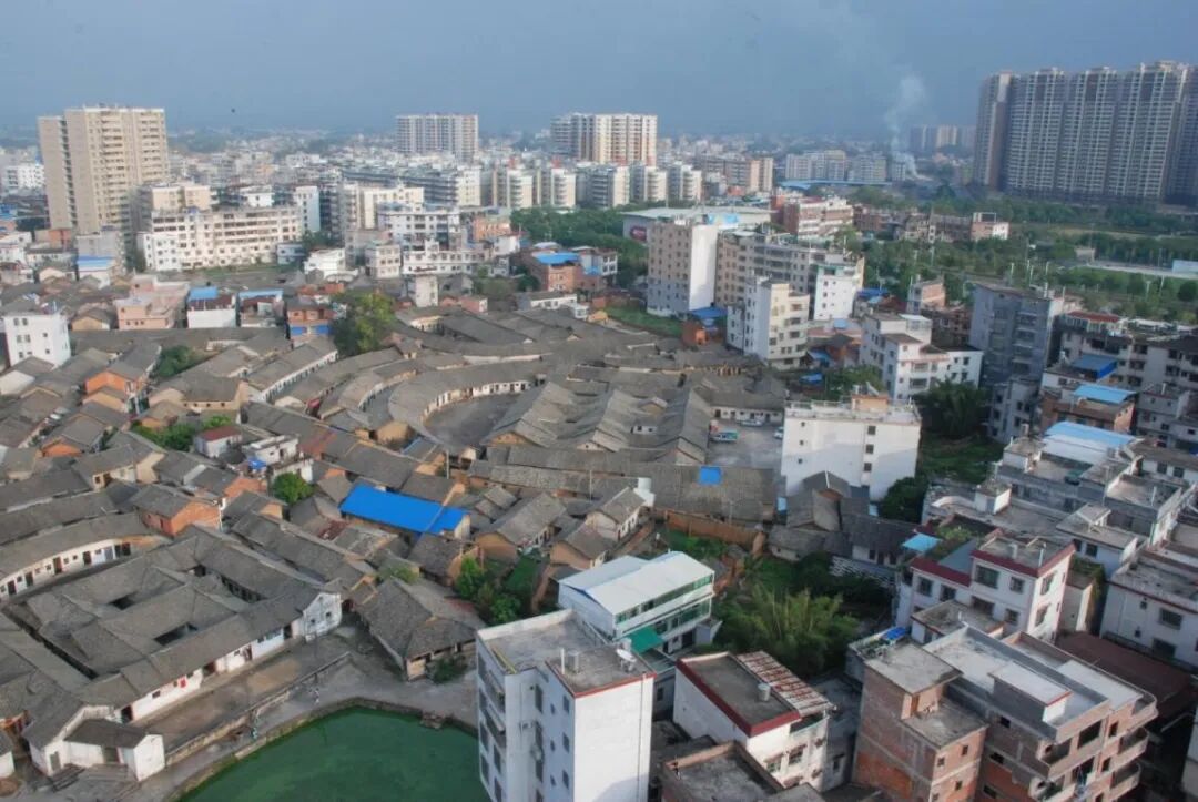 摄)东升围围屋群是兴宁建设年代最早的围龙屋,已有700多年历史