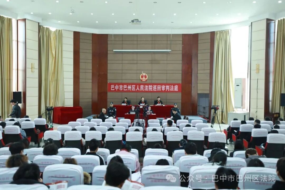 法治教育润心田 巡回法庭筑防线 ——我校学生工作部组织师生沉浸式参与“巡回审判进校园”活动
