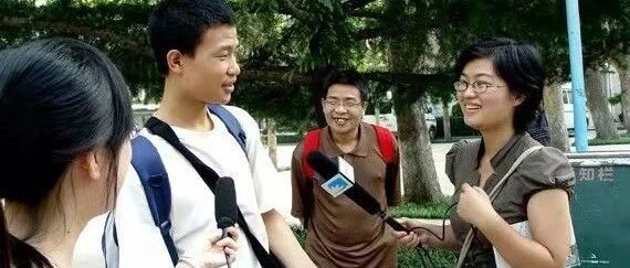 一瓶水俩馒头的“韦神”火了！北大的回应值得深思……