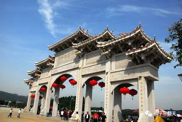 位于厦门海沧镇青礁村文圃山脉崎山(岐山)东南麓(古属漳州府海澄县)