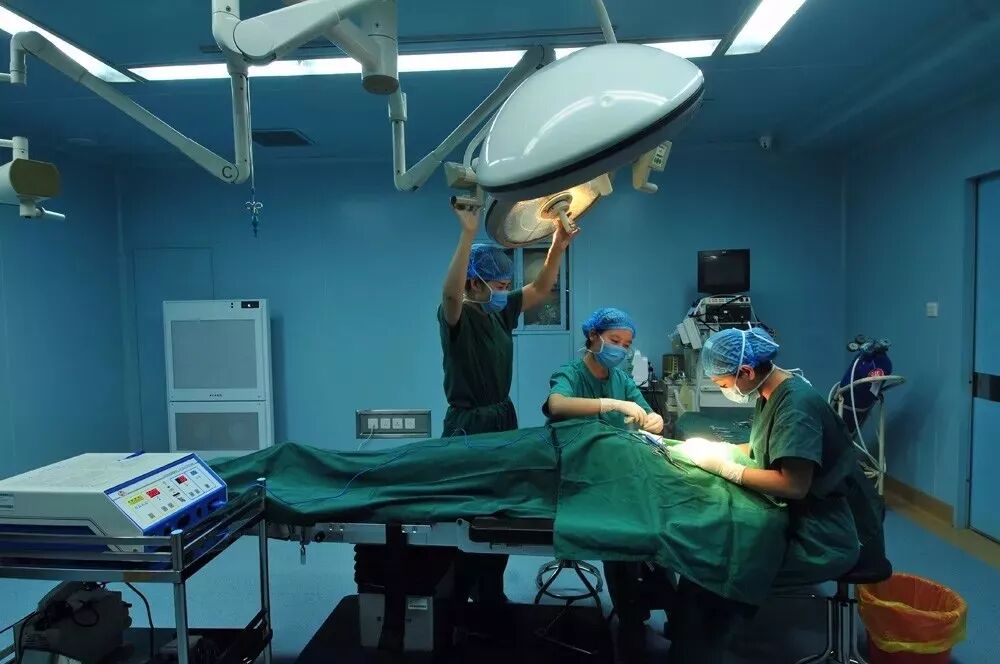 不过,隆胸手术对医院医疗设备的要求高,手术室环境要求也较高,需采用