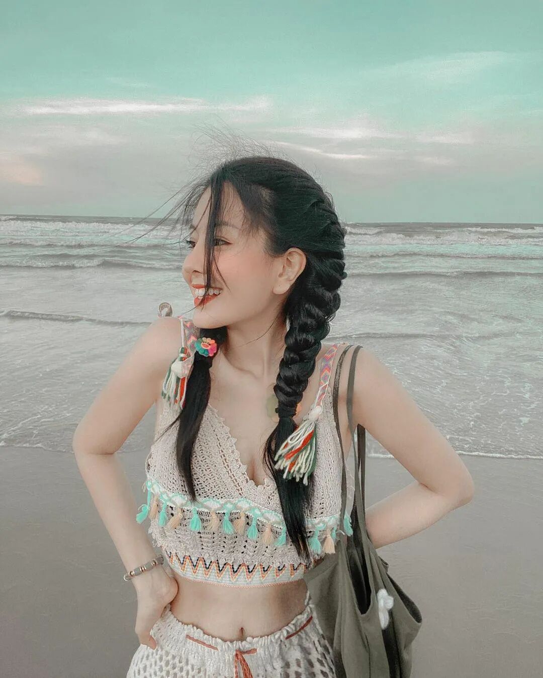 【美女】赵露思的脸、卡戴珊的身材，这个16岁“网红校花”真的没整吗？（组图） - 15
