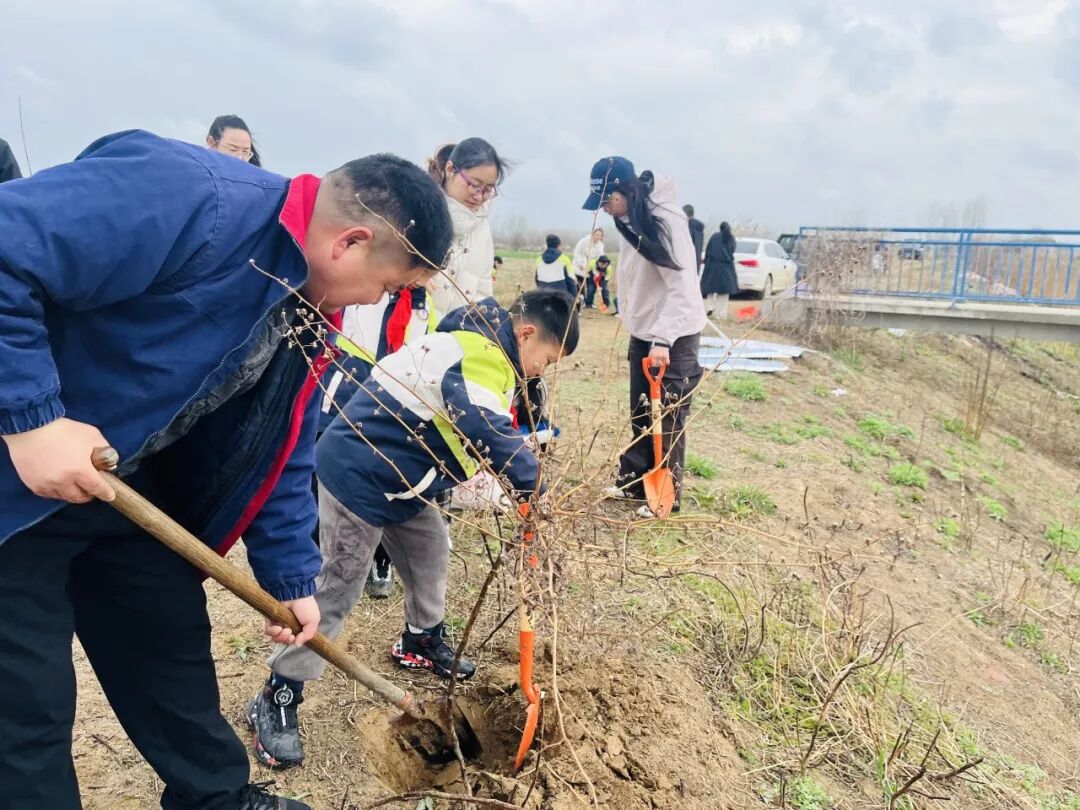 开展“小手拉大手 共筑绿色未来”植树活动