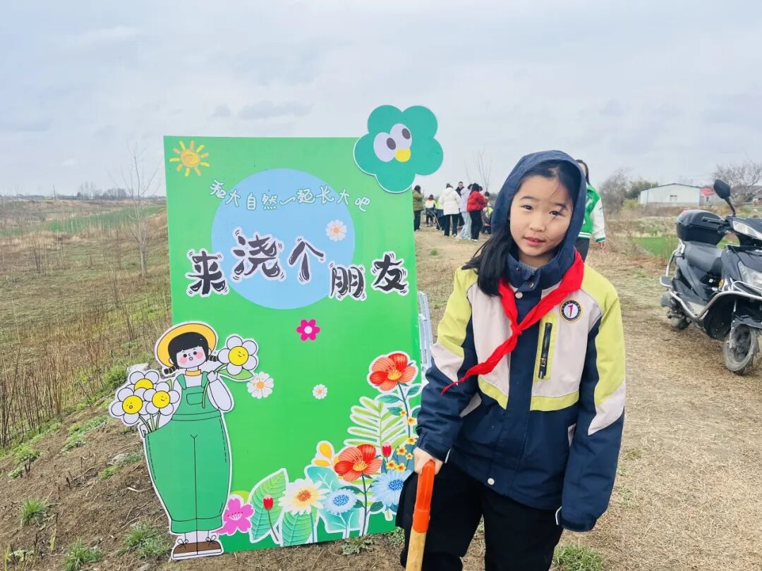 开展“小手拉大手 共筑绿色未来”植树活动