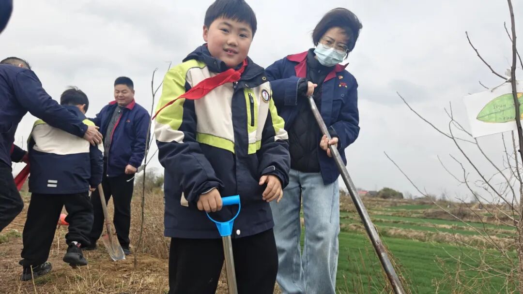 开展“小手拉大手 共筑绿色未来”植树活动