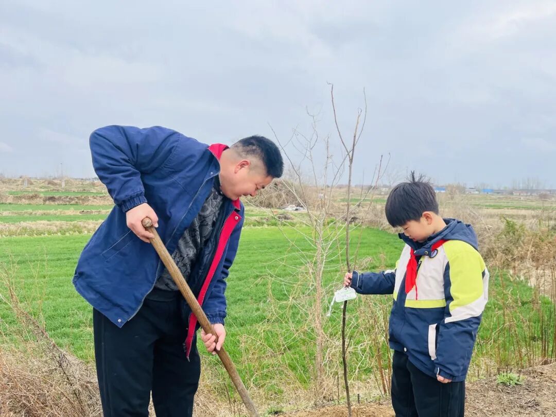 开展“小手拉大手 共筑绿色未来”植树活动