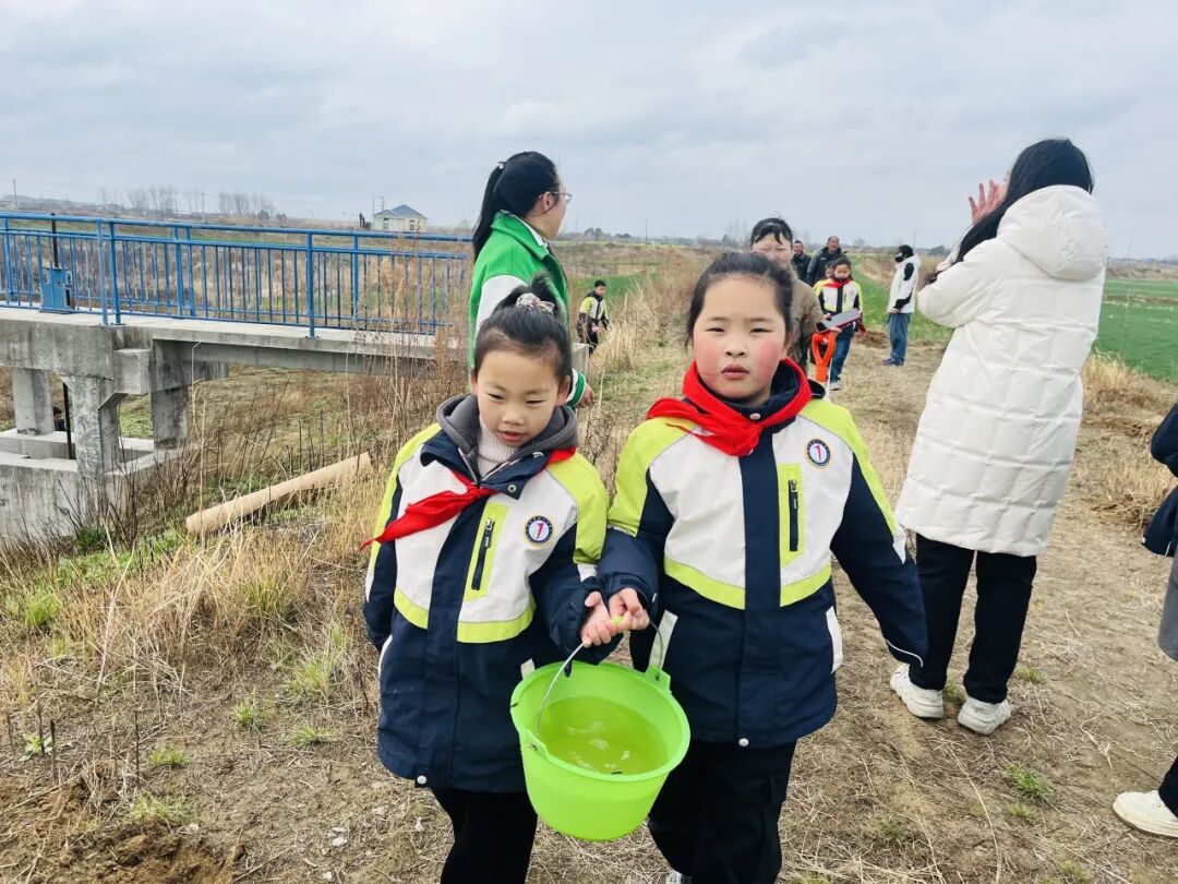 开展“小手拉大手 共筑绿色未来”植树活动