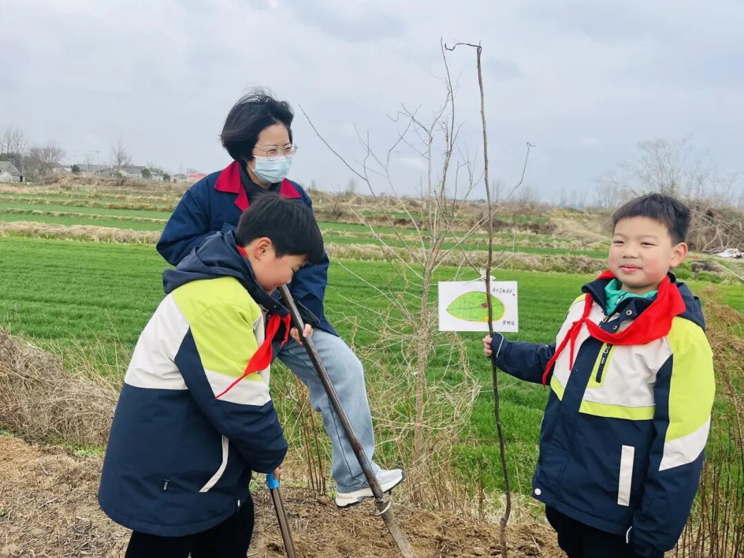 开展“小手拉大手 共筑绿色未来”植树活动