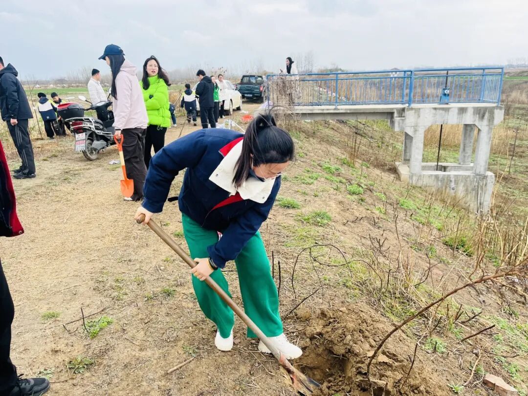 开展“小手拉大手 共筑绿色未来”植树活动
