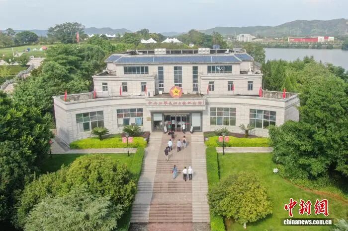 图为8月13日，民众来到中央红军长征出发纪念馆参观。中央红军长征出发纪念馆是全国唯一展示中央红军长征出发历史的专题纪念馆，展馆以中央红军长征集结、战略转移为主线，通过文物、史料、影像等展陈手段，还原红军集结渡河的历史过程，再现苏区群众支援红军的动人史实。(无人机照片)刘力鑫 摄.jpg
