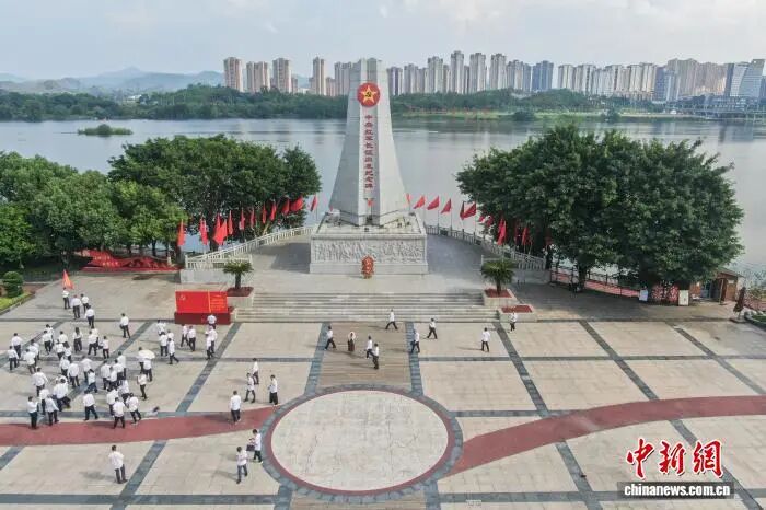 图为8月13日，航拍于都河畔的中央红军长征出发纪念碑。刘力鑫 摄.jpg