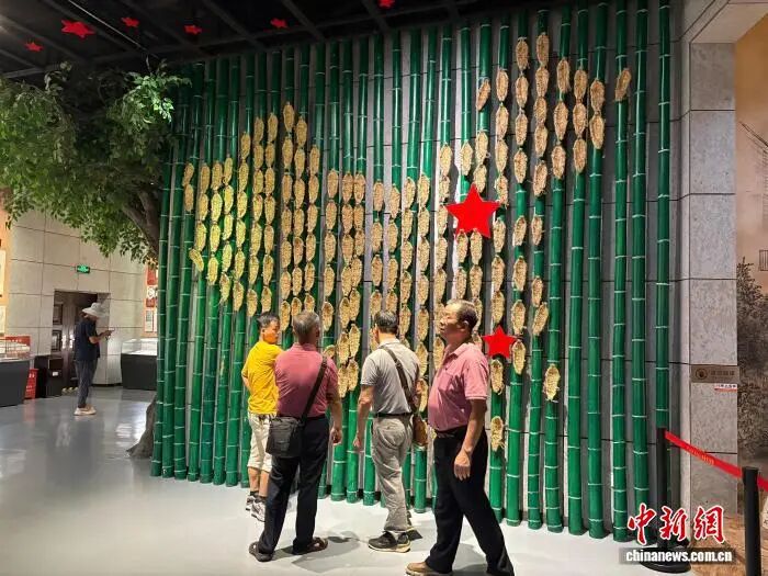在中央红军长征出发纪念馆的展厅内，一面“草鞋墙”吸引了众多参观者驻足。记者 李韵涵 摄.jpg