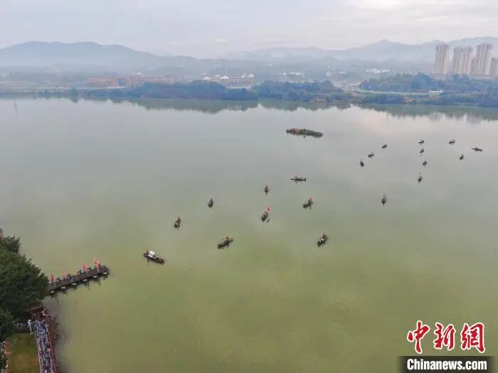 图为航拍于都县中央红军长征出发地纪念园旁的于都河上正在上演大型情景剧《告别》。刘力鑫摄.jpg