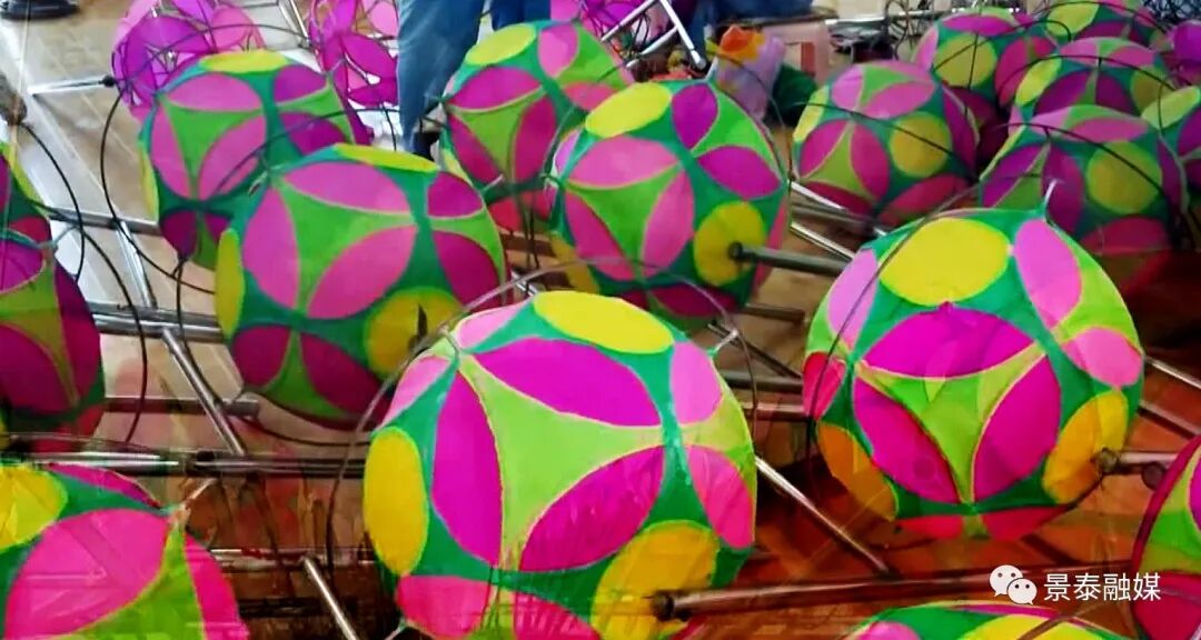 从古老城墙上走下的舞蹈景泰滚灯